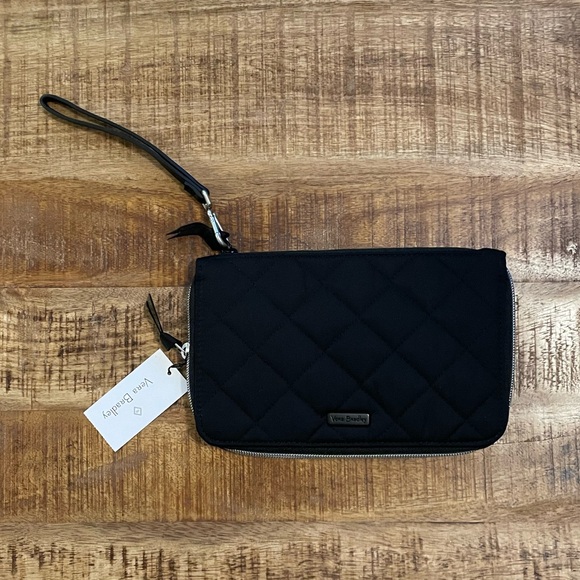 Vera Bradley Handbags - NWT Vera Bradley On the Go Wristlet RFID